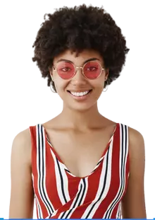 Foto de uma jovem negra com óculos escuros
